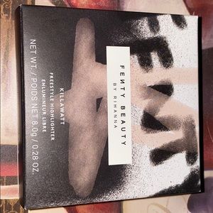 Brand new fenty beauty TROPHY WIFE
3D Highlighter